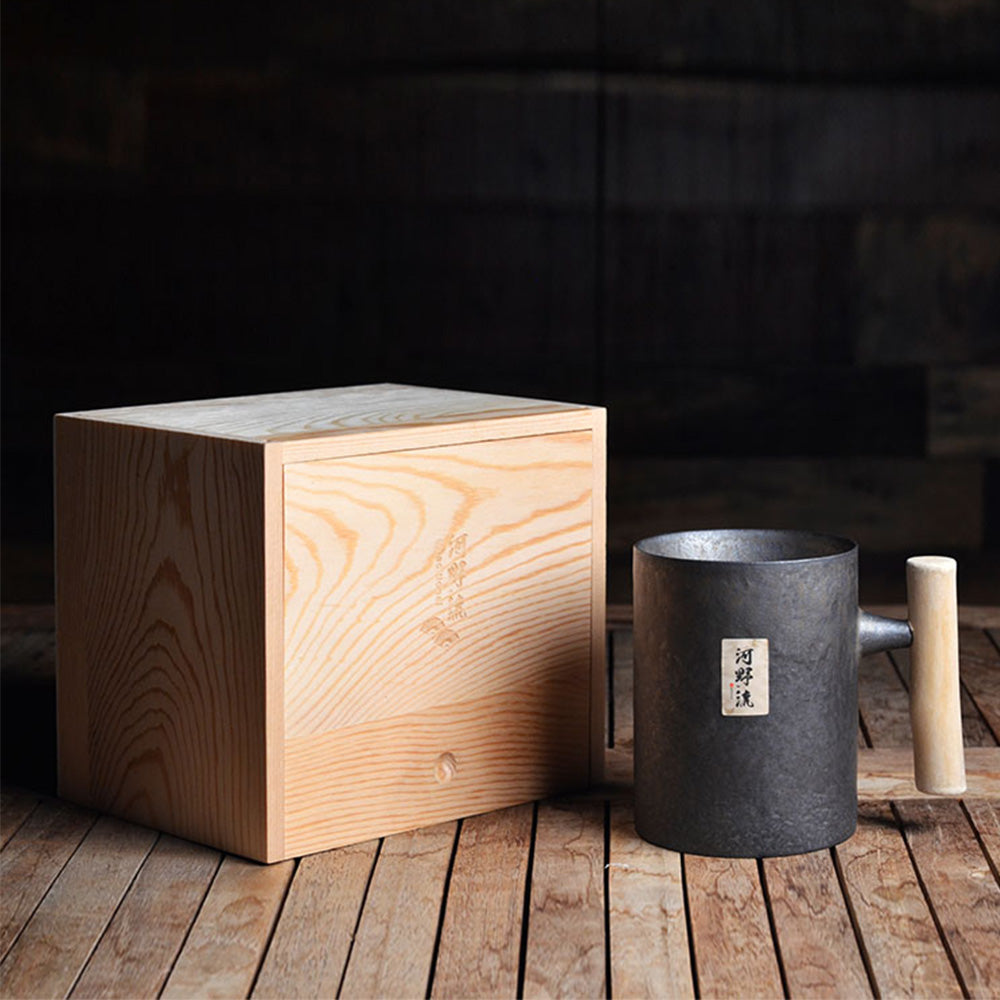 現貨|全港免運|河野流 - 文京手作陶瓷杯 手沖咖啡下壺 300ml|木質盒裝|漂流木把手|每個鐵釉紋理都是獨一無二