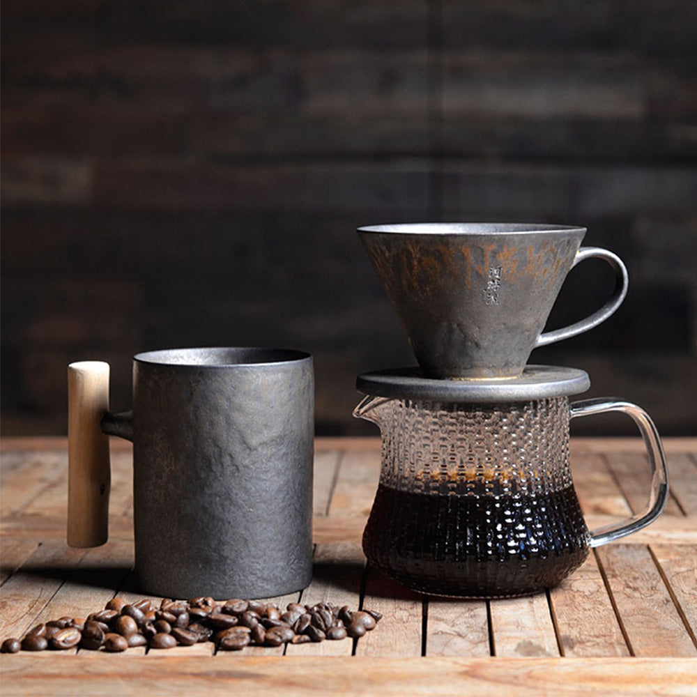 現貨|全港免運|河野流 - 文京手作陶瓷杯 手沖咖啡下壺 300ml|木質盒裝|漂流木把手|每個鐵釉紋理都是獨一無二