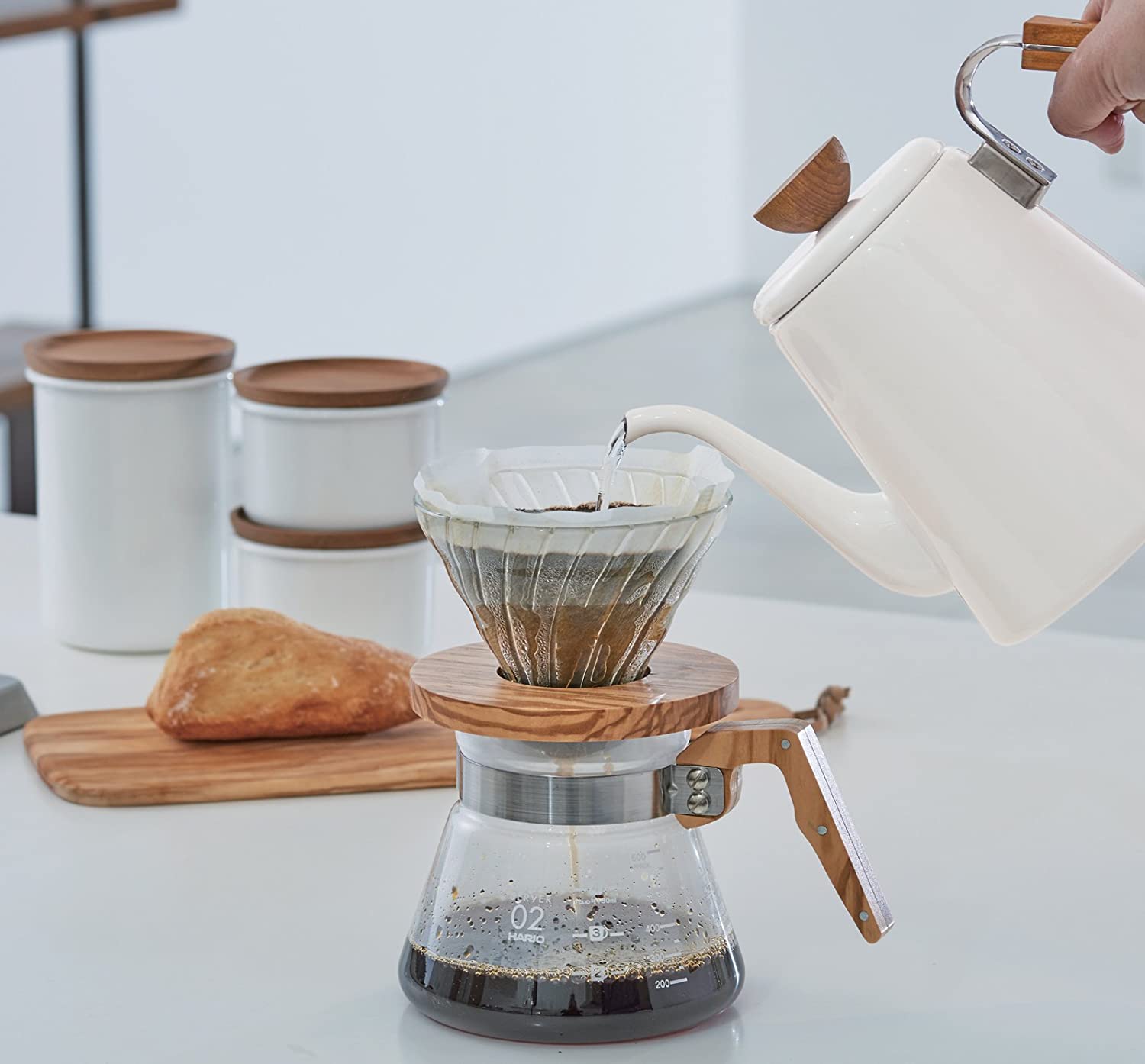 預訂|全港免運|HARIO - V60 橄欖木手柄咖啡壺 好握咖啡下壺 400ml VCWN-40-OV【平行進口|約10-15個工作日內寄出】 - Premium Mall HK